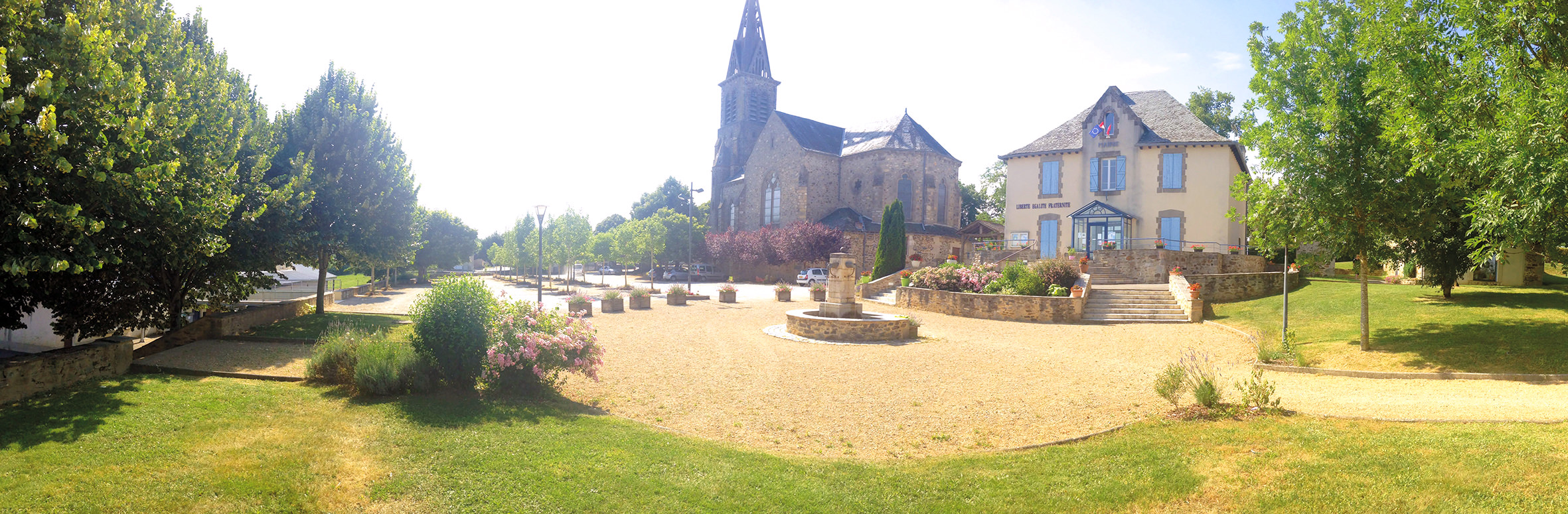 Morlhon Le Haut vue panoramique de la Mairie et de l'église